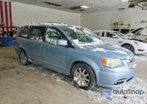 2013 Chrysler Town & Country Touring z USA, uszkodzony, nr VIN 2C4RC1BG0DR653177
